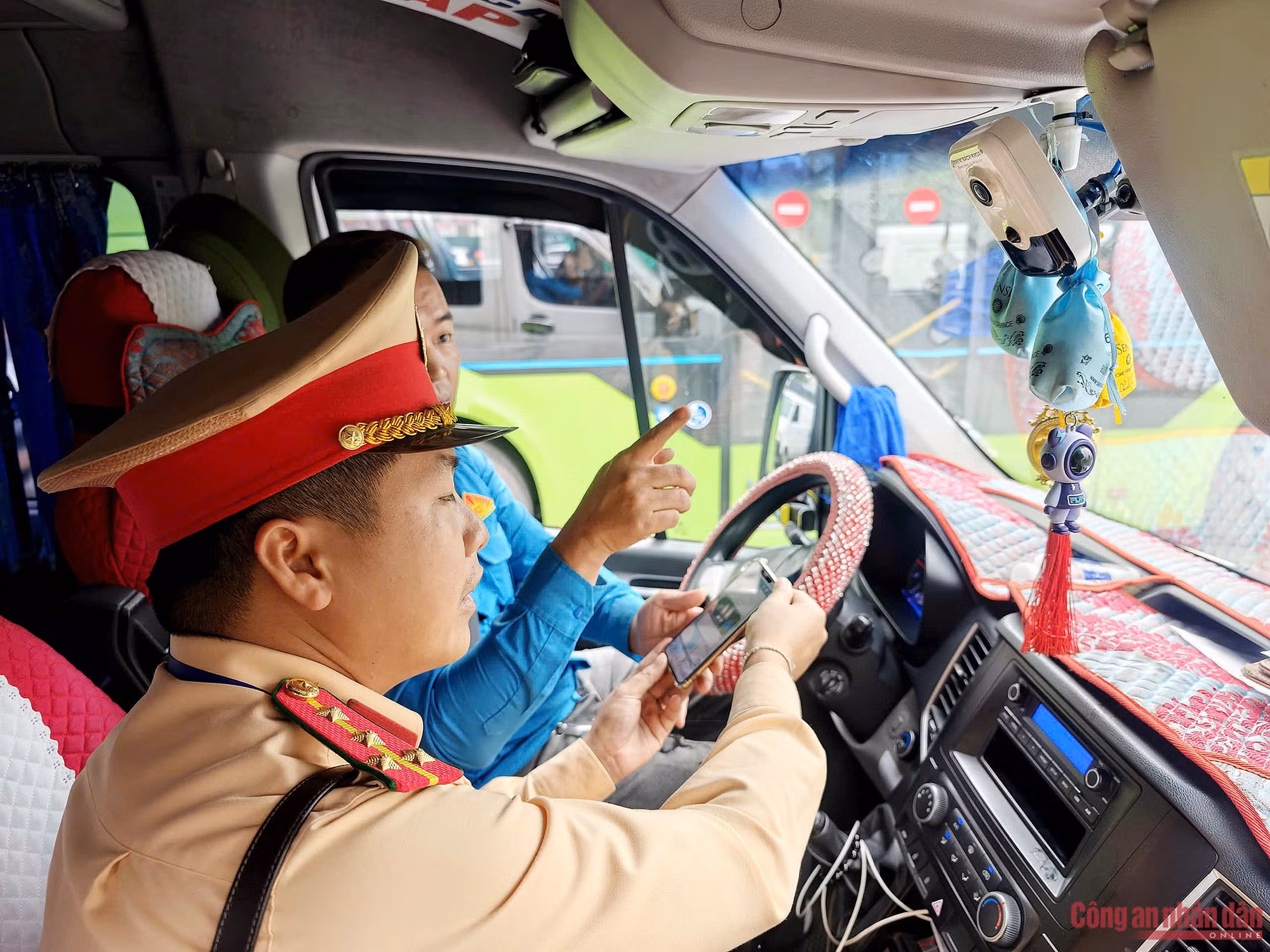 CSGT Hà Nội tăng cường kiểm tra xử lý xe khách vi phạm -6