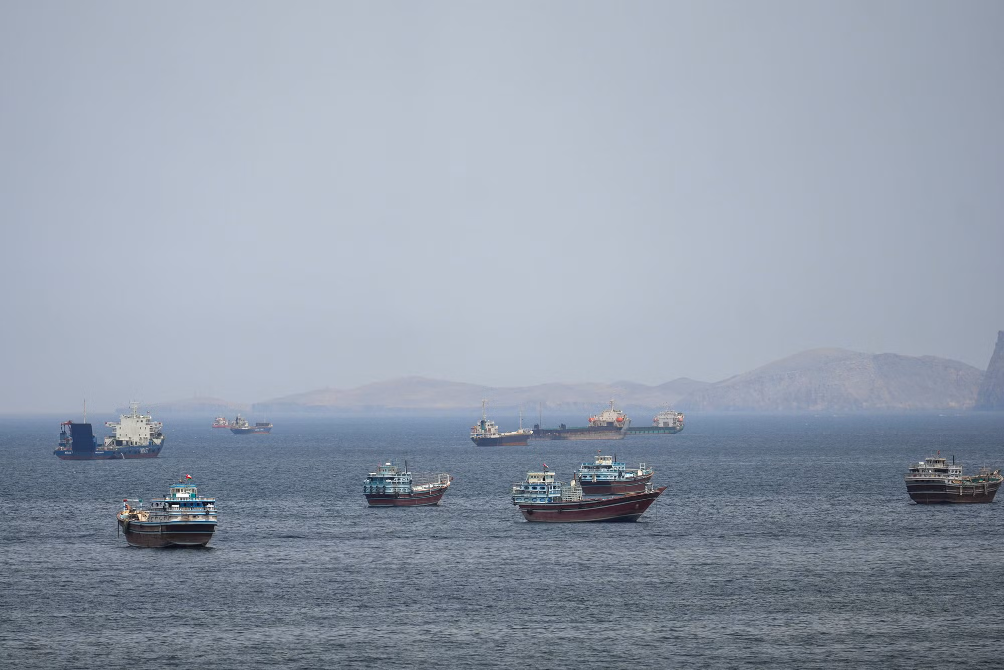 Iran siết kiểm soát eo biển Hormuz, bắt giữ tàu giữa bế tắc đàm phán với Mỹ -0