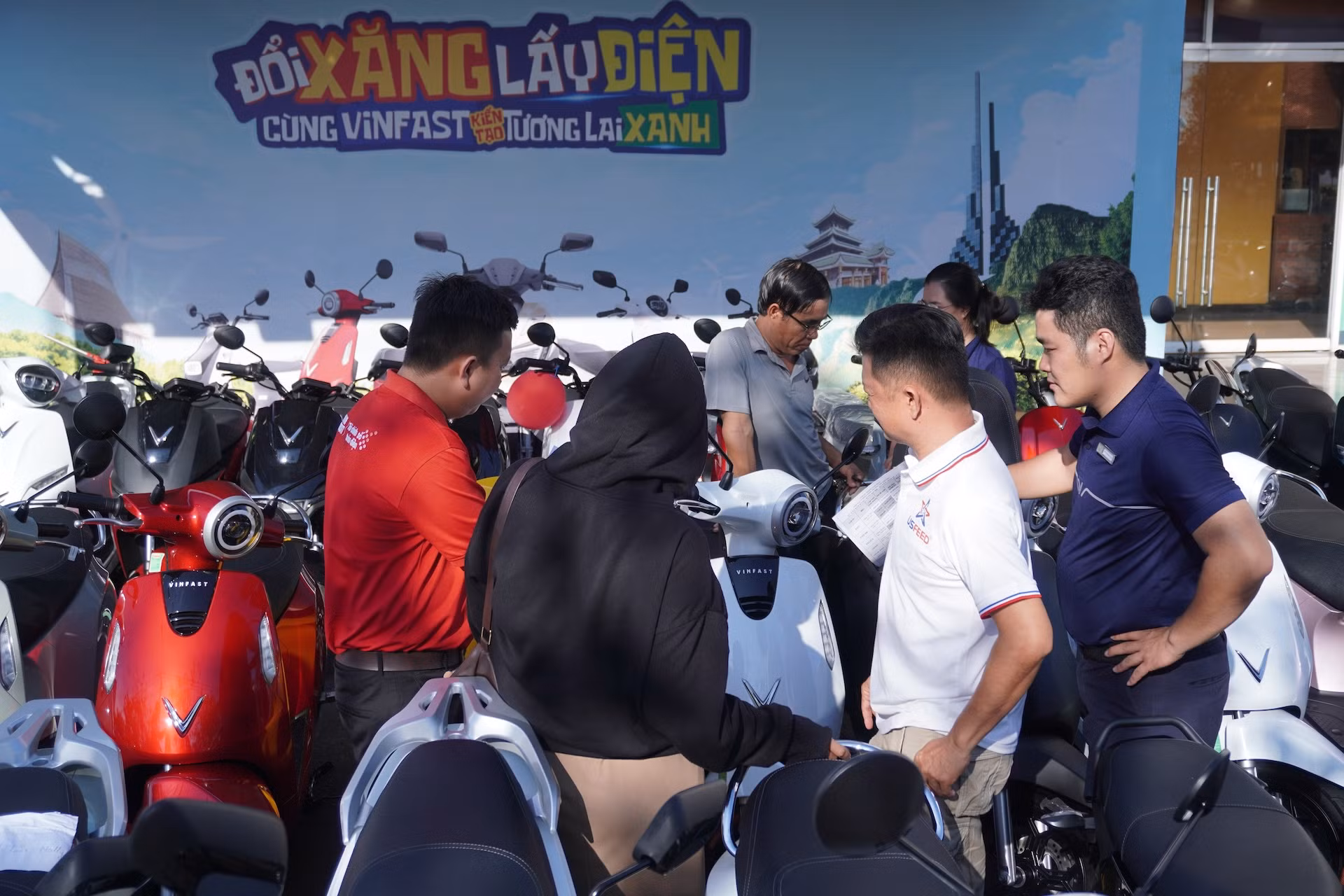 Nhiều người dân miền Tây tranh thủ mua xe nhận ưu đãi tháng 4 trong ngày hội “Đổi xăng lấy điện” -0