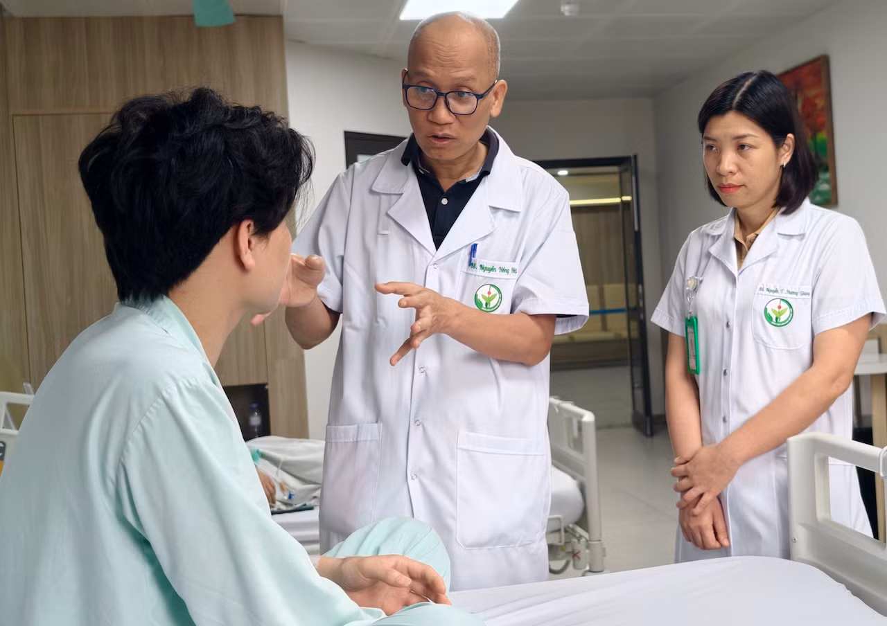 Cứu nam thanh niên bị 2 chiếc đũa đâm sâu vào hai mắt -0