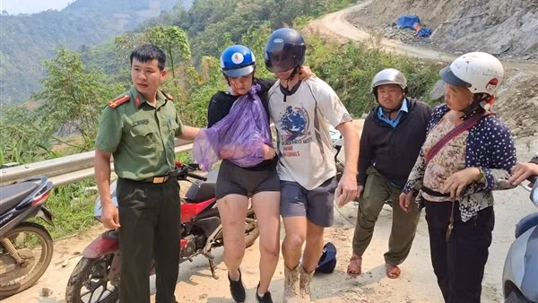 Công an xã vùng cao kịp thời cứu hộ du khách nước ngoài gặp nạn