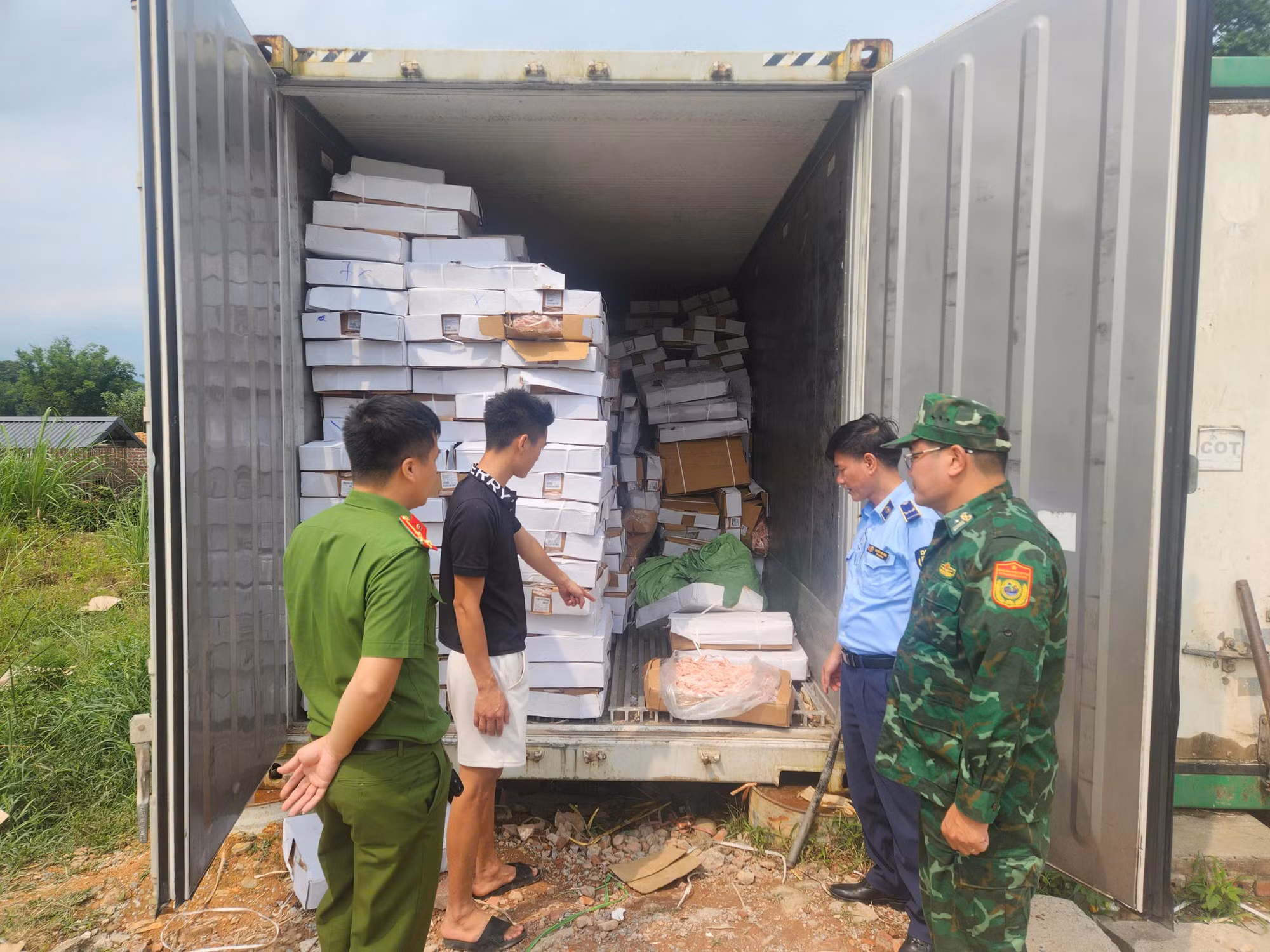 Siết chặt biên giới, chặn ‘ma trận’ thực phẩm đông lạnh không rõ nguồn gốc -0