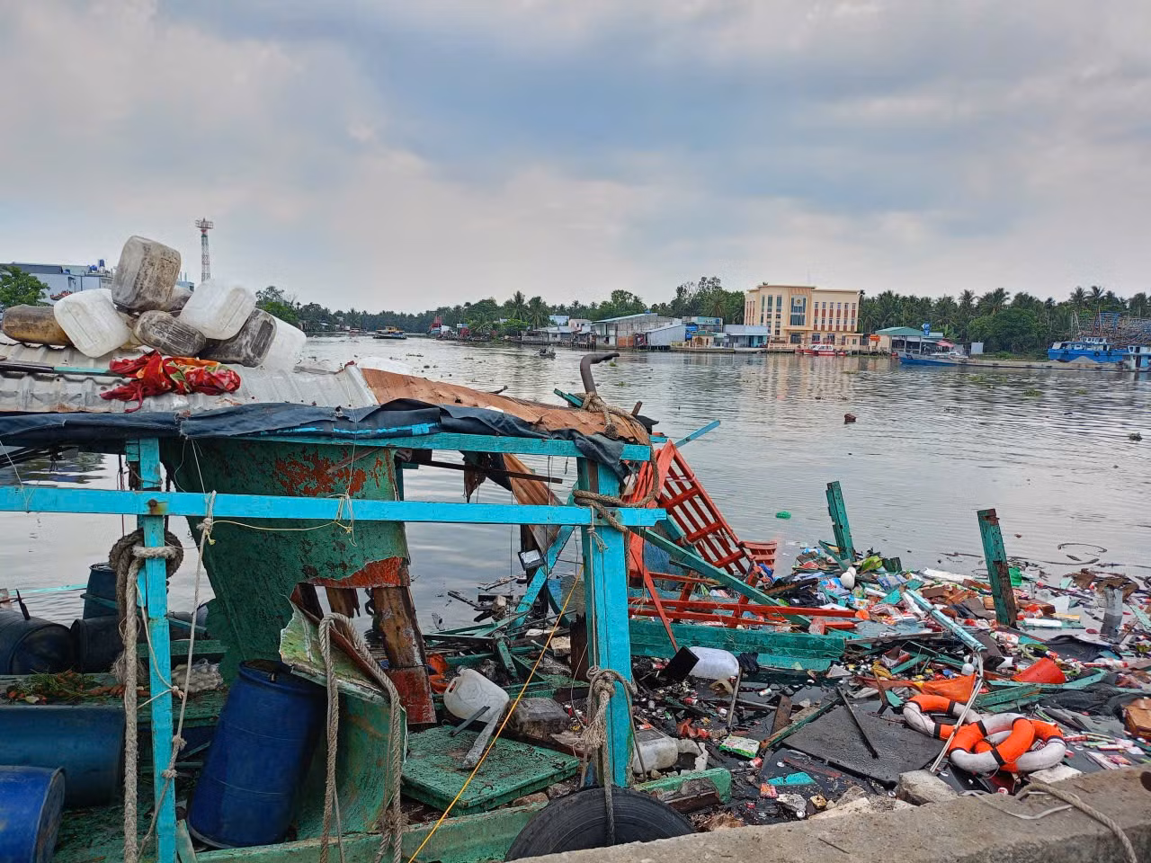 Cháy, nổ tàu cá tại Bến phà Tắc Cậu, 7 người bị thương -0