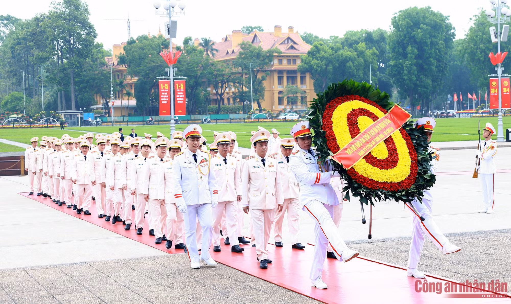 Lãnh đạo Đảng, Nhà nước, Bộ Công an vào Lăng viếng Chủ tịch Hồ Chí Minh ảnh 6 Lãnh đạo Đảng, Nhà nước, Bộ Công an vào Lăng viếng Chủ tịch Hồ Chí Minh -0