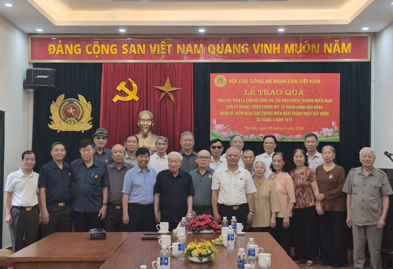 Hội Cựu CAND Việt Nam trao quà -0