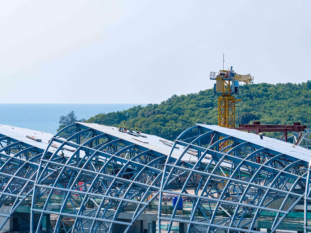 “Đại công trường” APEC tại Phú Quốc: Trung tâm hội nghị lợp mái, sân bay đã xong sân đỗ -0