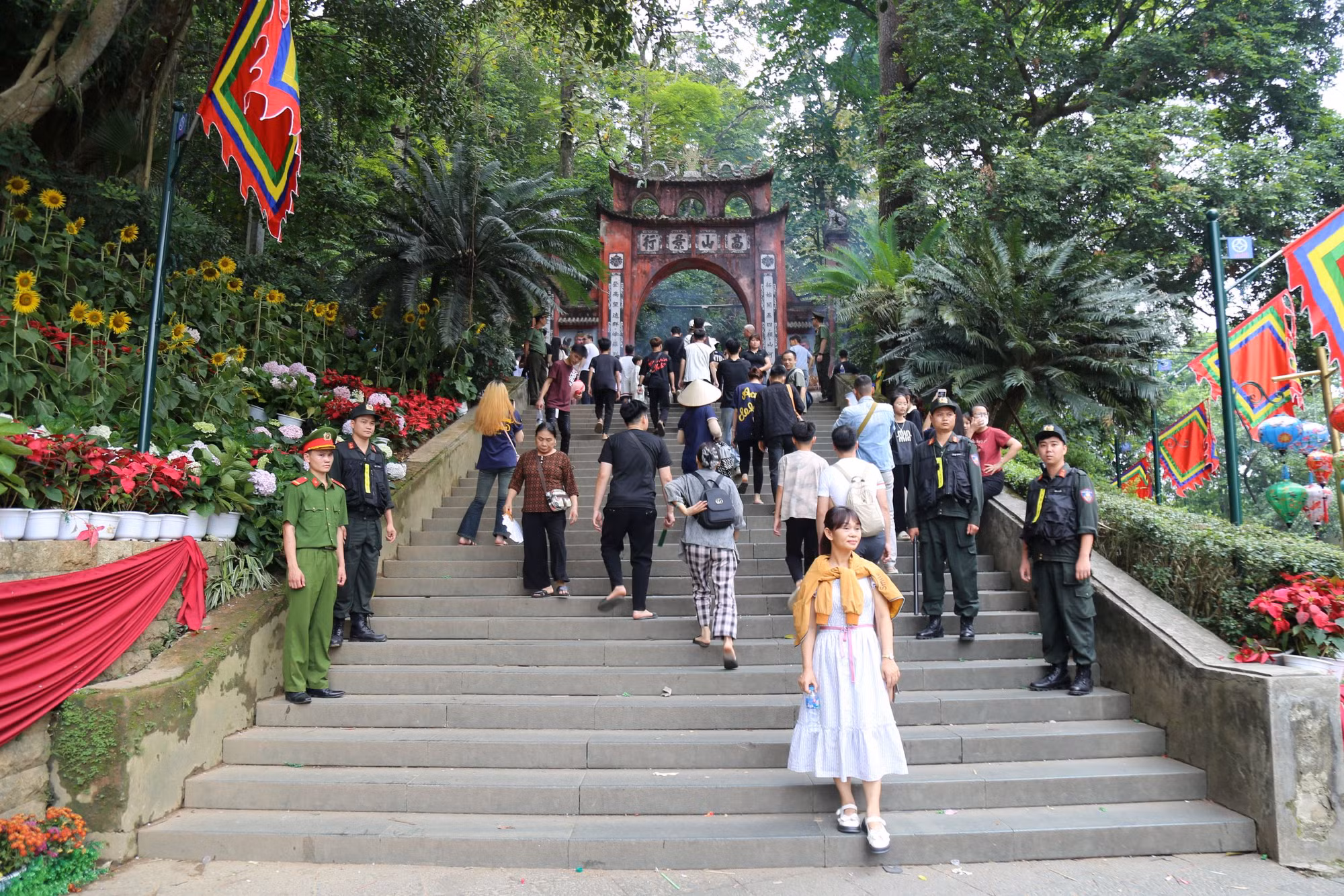 Bình yên mùa lễ hội - lan tỏa cảm xúc thiêng liêng nơi đất Tổ -1