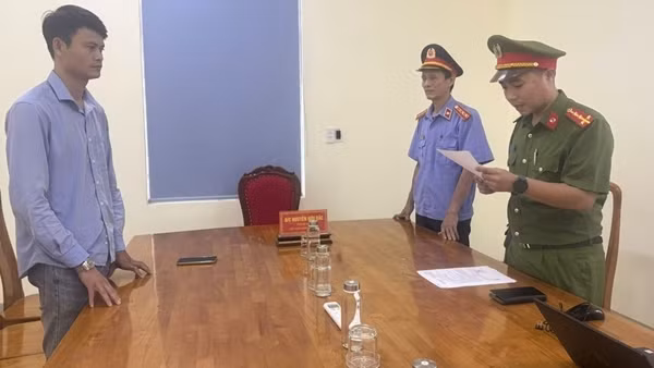 Bắt tạm giam đối tượng sản xuất hàng giả là thực phẩm bán cho học sinh