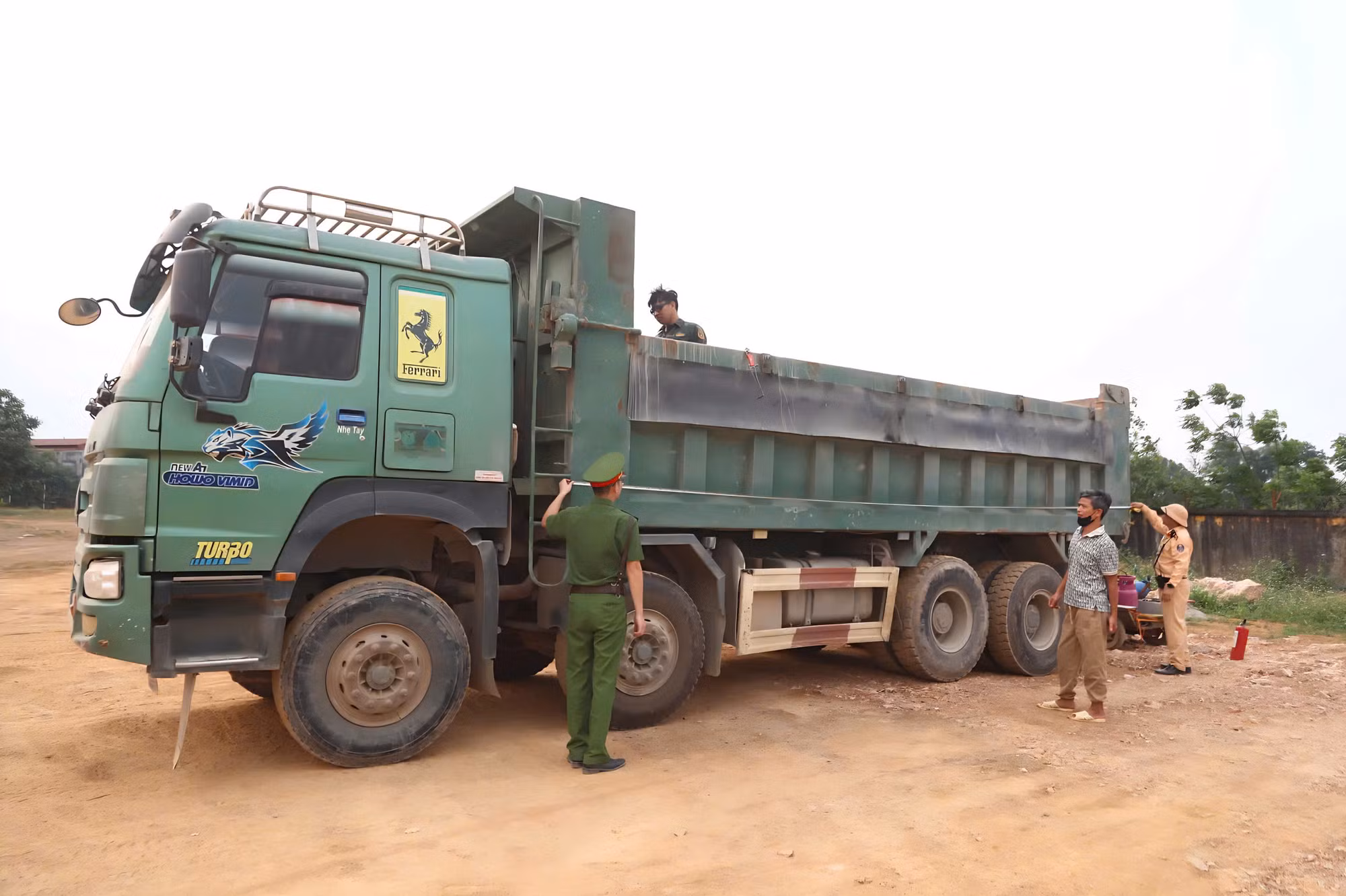 Xử lý xe quá tải, cần quản chặt từ gốc -0