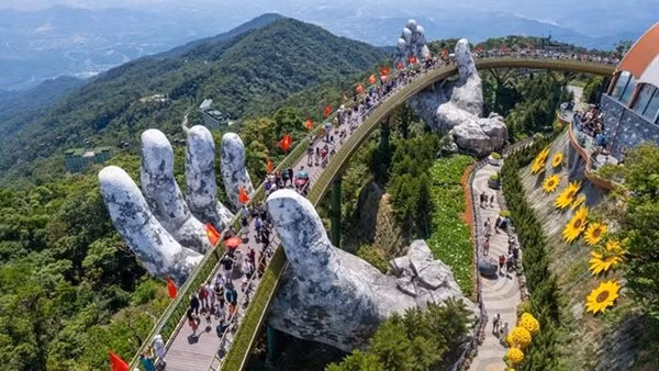 Du khách hồ hởi tận hưởng kỳ nghỉ đích thực trên đỉnh Bà Nà dịp lễ 30/4