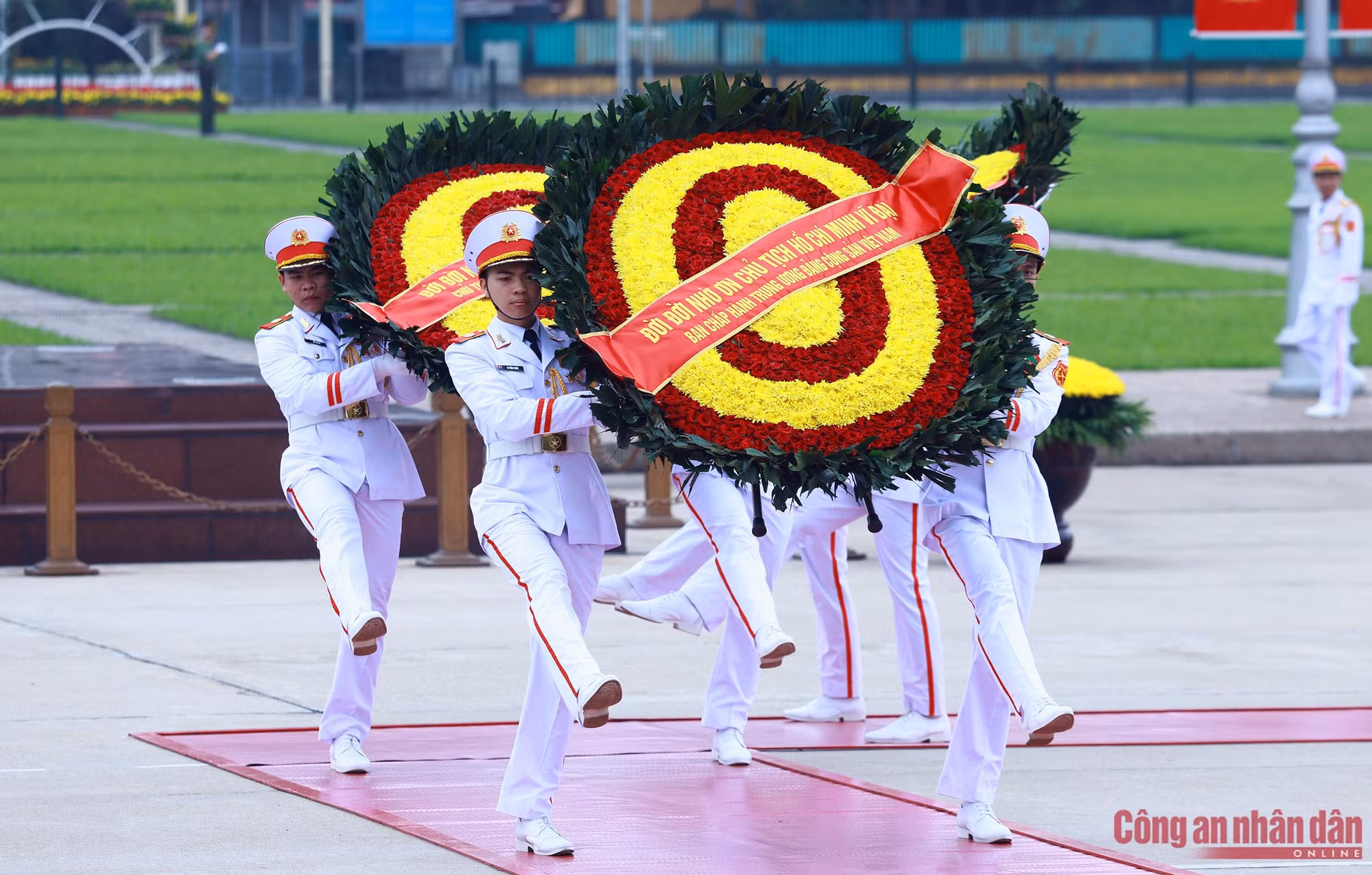 Lãnh đạo Đảng, Nhà nước, Bộ Công an vào Lăng viếng Chủ tịch Hồ Chí Minh ảnh 4 Lãnh đạo Đảng, Nhà nước, Bộ Công an vào Lăng viếng Chủ tịch Hồ Chí Minh -0