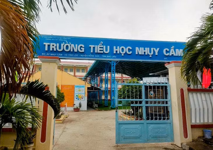Hơn 40 học sinh nhập viện sau bữa ăn 