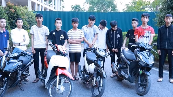 Khởi tố vụ án nhóm thanh thiếu niên mang hung khí, chạy xe lạng lách trên đường phố
