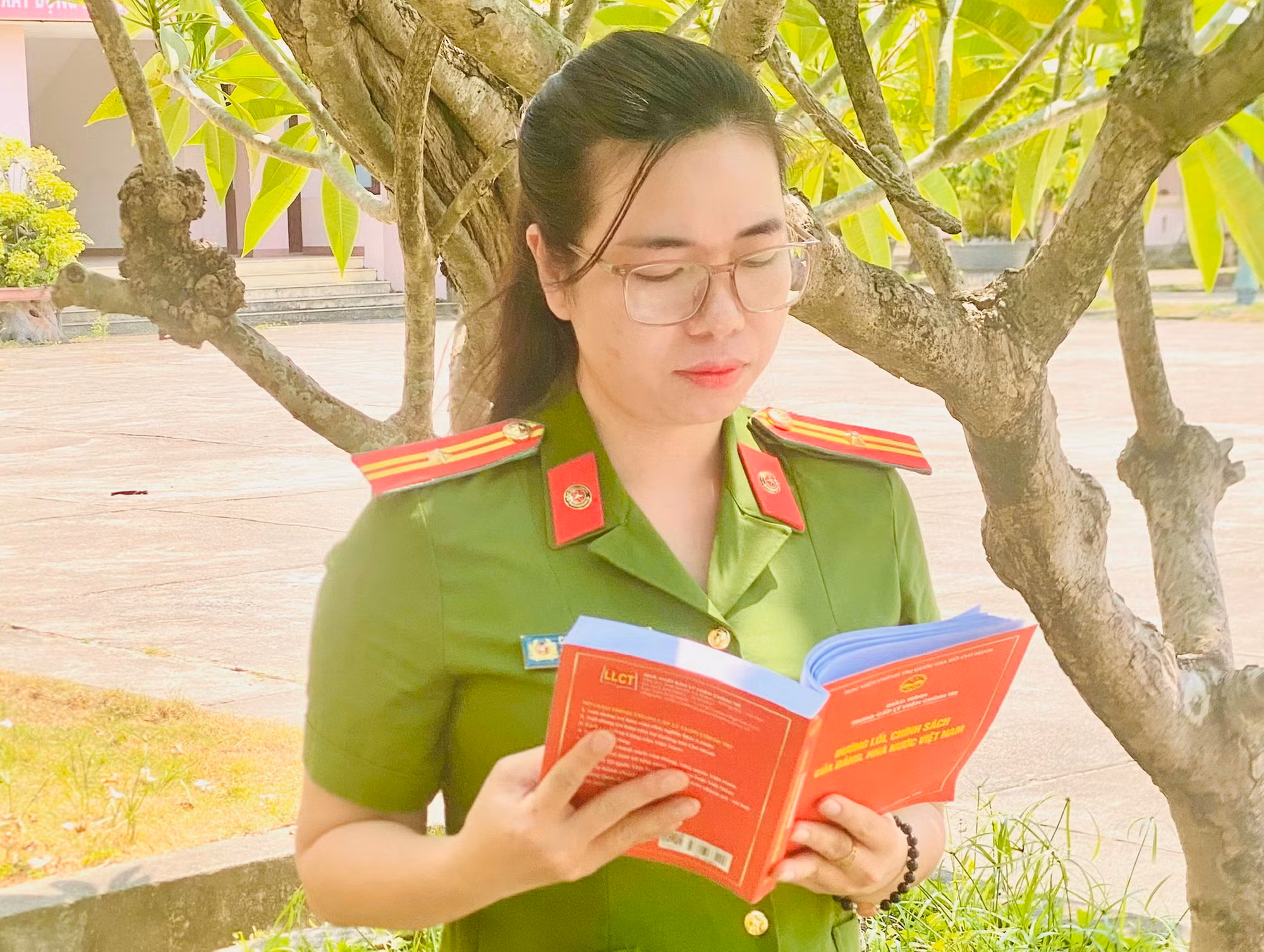  Nữ Phó trưởng Công an xã luôn gần dân, vì nhân dân phục vụ -0