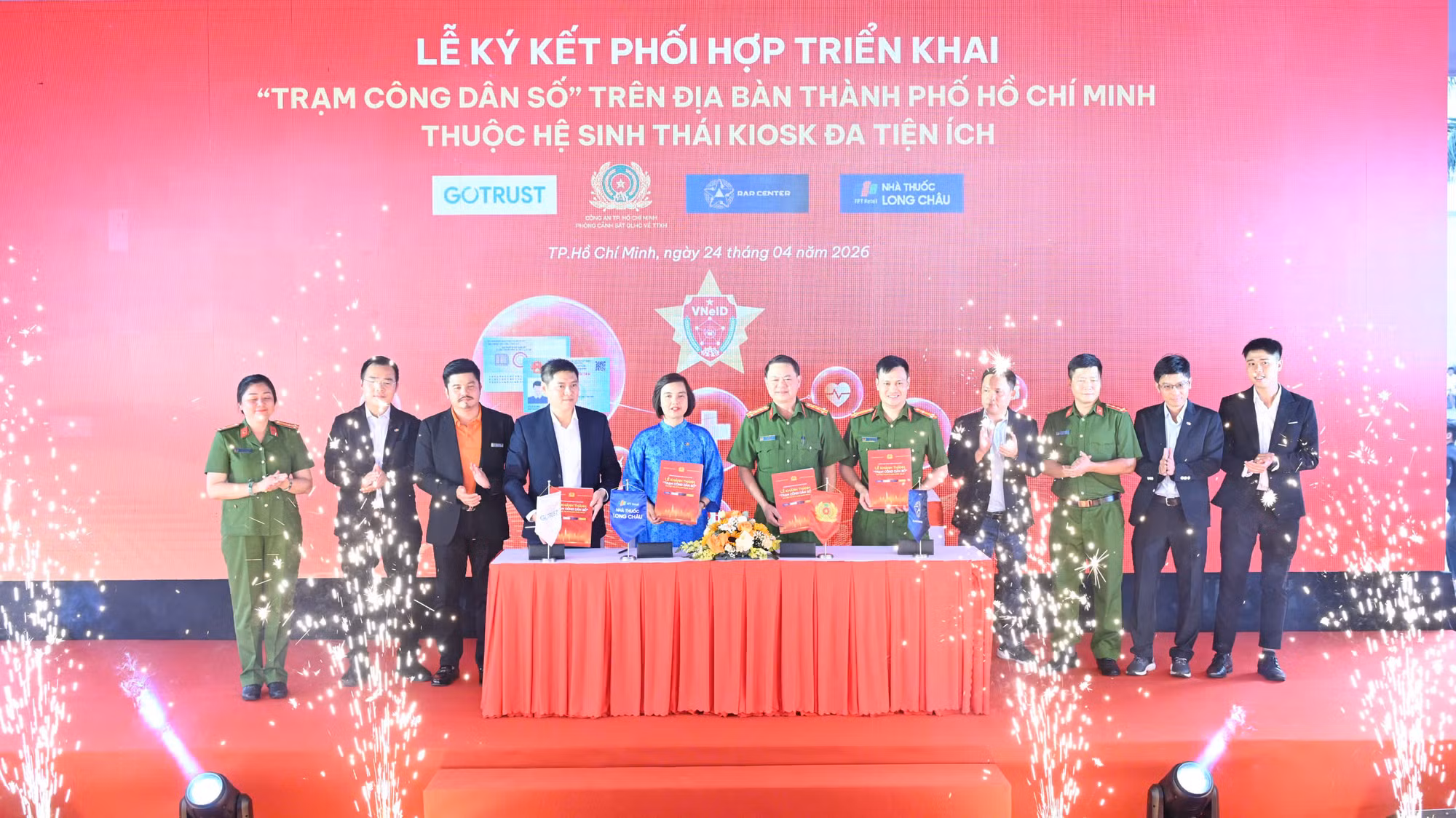 Các đơn vị ký kết phối hợp triển khai Trạm công dân số.