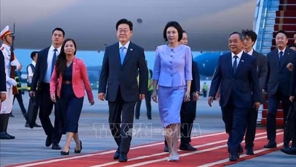 Tổng thống Hàn Quốc Lee Jae Myung và phu nhân bắt đầu thăm cấp Nhà nước tới Việt Nam