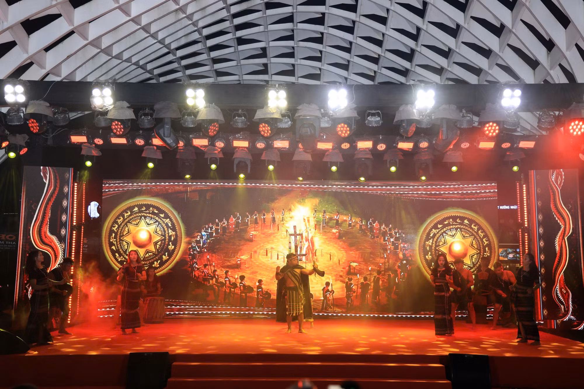 Khai mạc Gala “Tổ quốc bình yên”: Lan tỏa bản lĩnh, hun đúc “thế trận lòng dân” trong kỷ nguyên mới -0