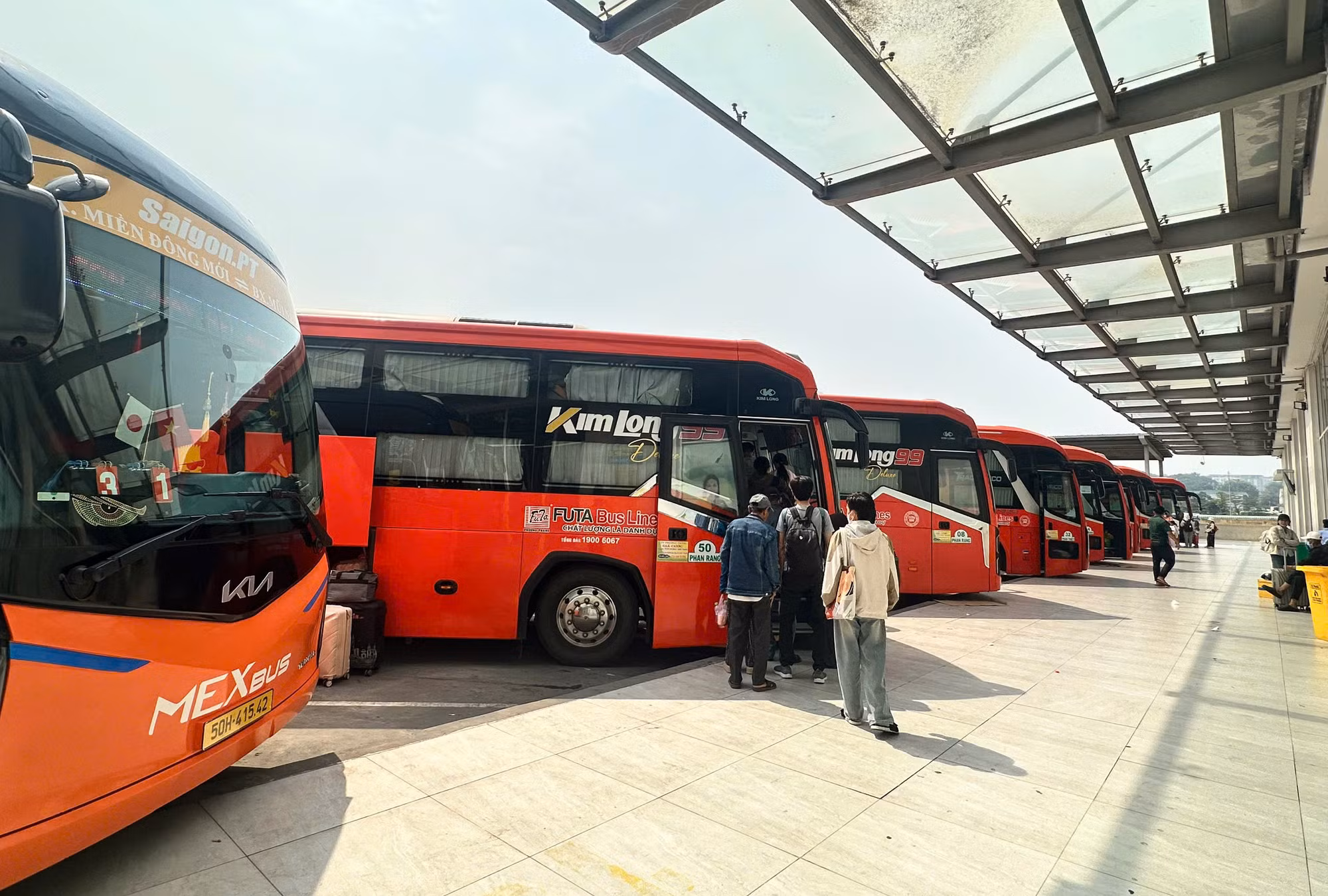 Giá vé xe khách biến động trái chiều trước dịp lễ do áp lực tăng giá xăng, dầu -0