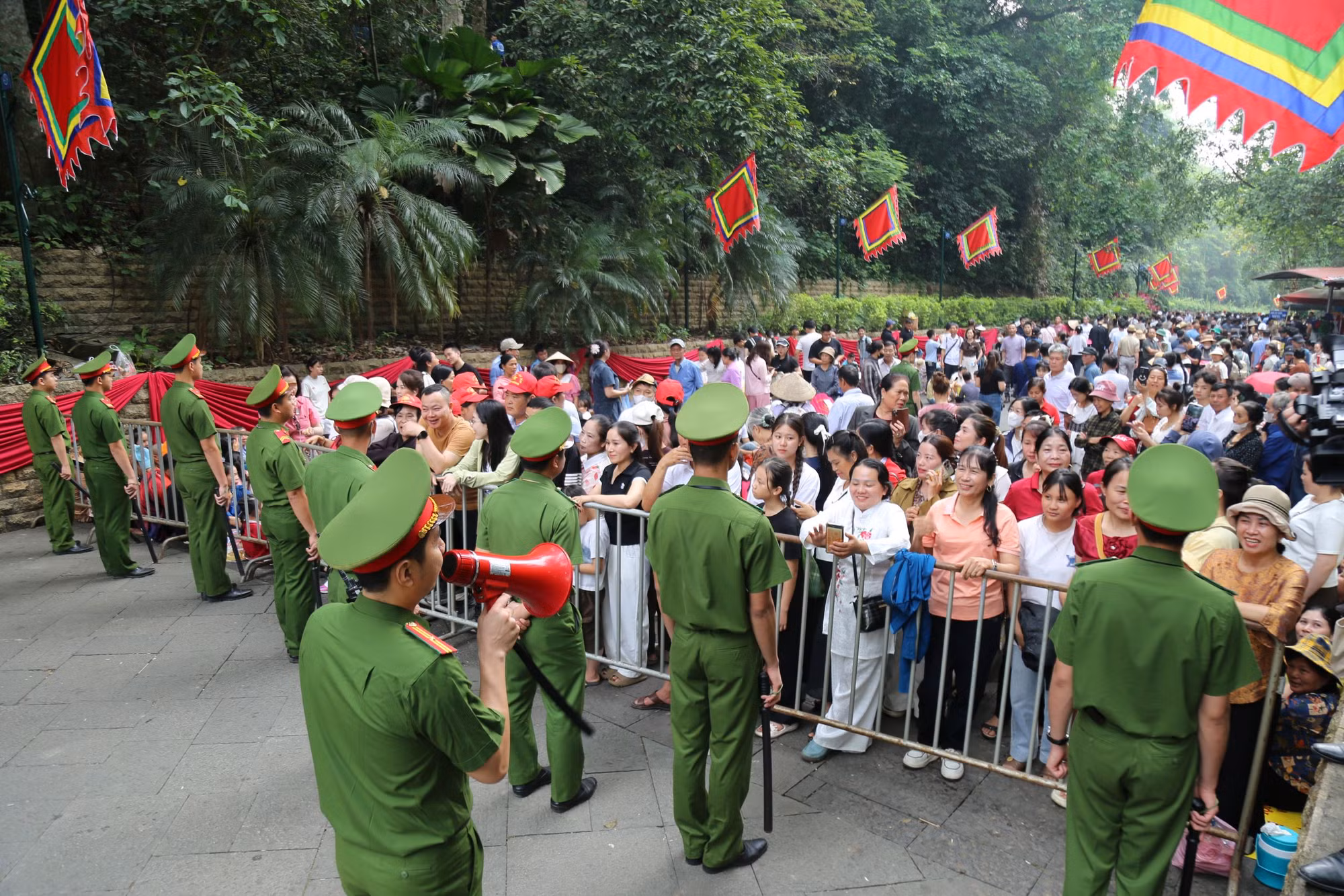 Bình yên mùa lễ hội - lan tỏa cảm xúc thiêng liêng nơi đất Tổ -0