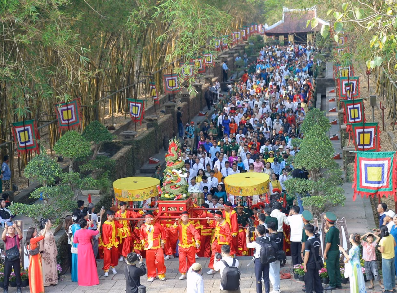 Hàng ngàn người dân thành phố mang tên Bác dự lễ Giỗ tổ Hùng Vương -2