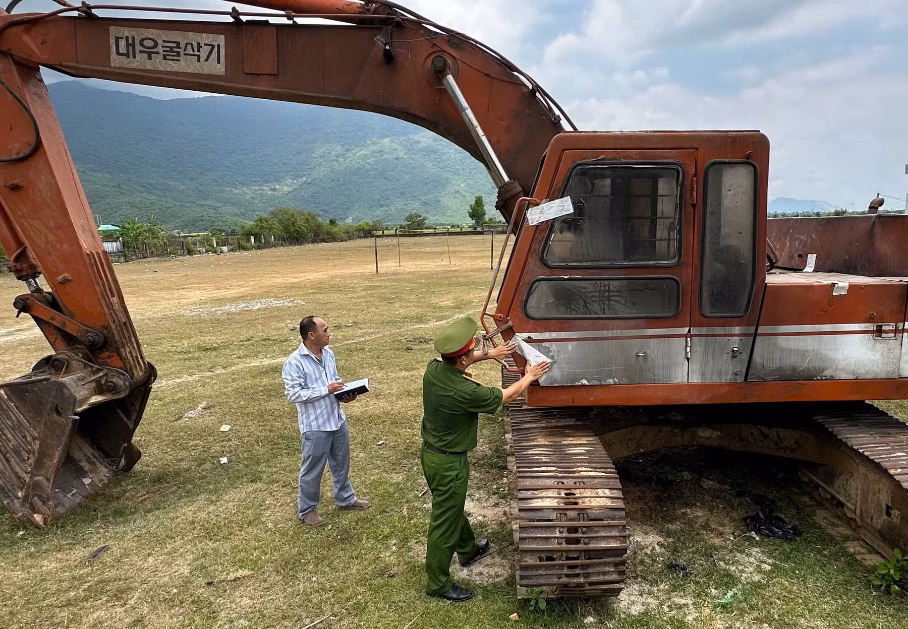  Quyết liệt xử lý nạn khai thác đất trái phép ở xã Vạn Hưng -0