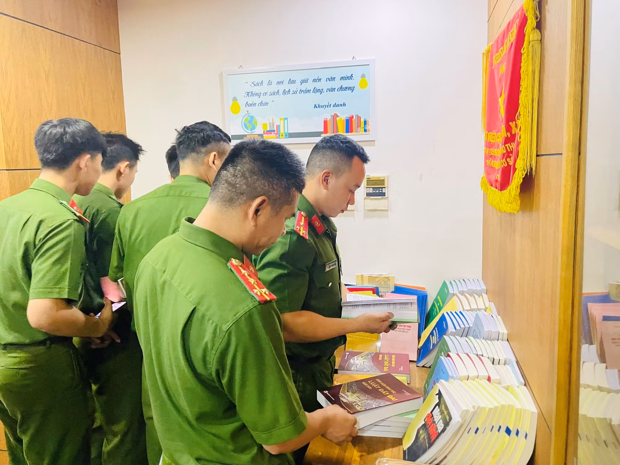 Lan toả mạnh mẽ phong trào đọc và phát triển văn hoá đọc trong CAND -0
