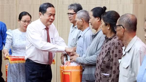 Chủ tịch Quốc hội Trần Thanh Mẫn thăm, tặng quà gia đình chính sách, công nhân, người lao động tỉnh An Giang