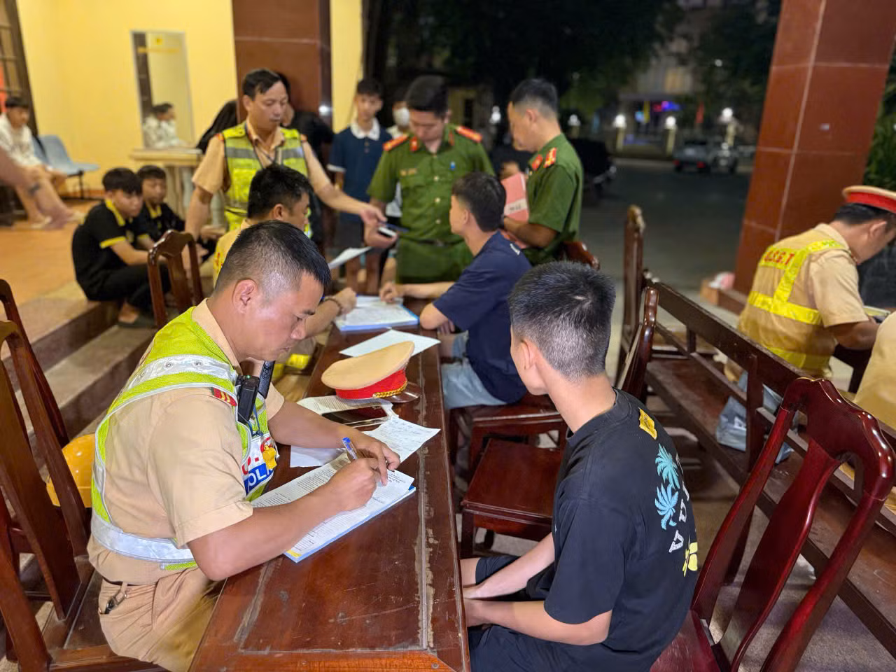 Đối tượng dương tính với ma túy, chống người thi hành công vụ -1