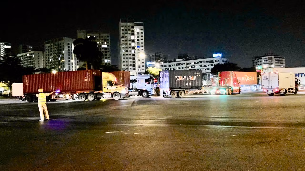 CSGT xuyên đêm giải tỏa ùn ứ sau va chạm giữa 6 phương tiện trên cầu Phú Mỹ -0