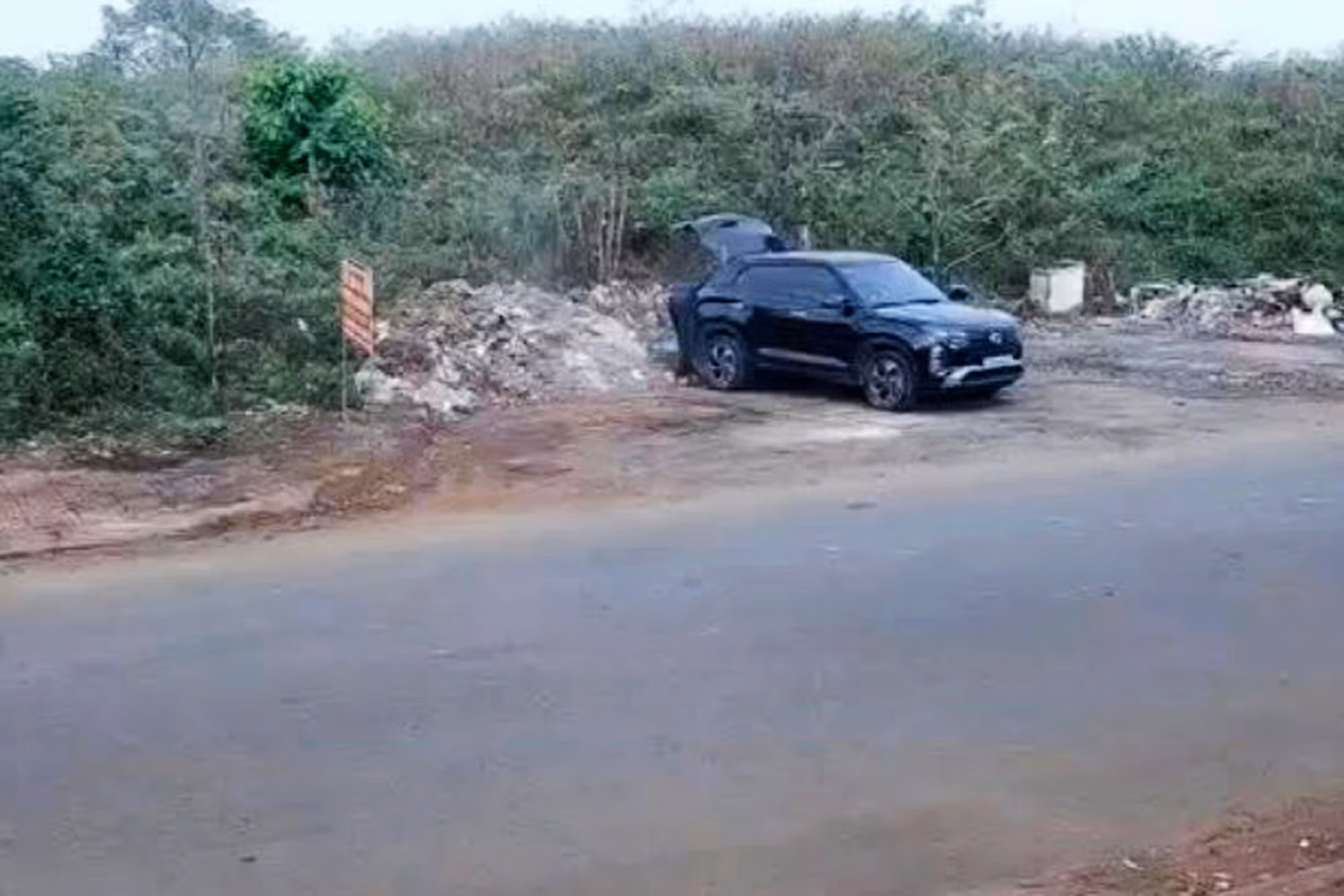 Điều khiển xế sang đi đổ trộm rác thải, một người đàn ông bị xử phạt -0