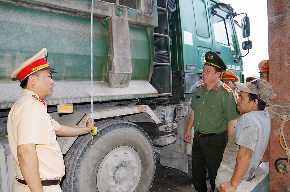 Hà Nam: Giám đốc Công an tỉnh kiểm tra thực tế, trực tiếp chỉ đạo xử lý xe quá tải -0
