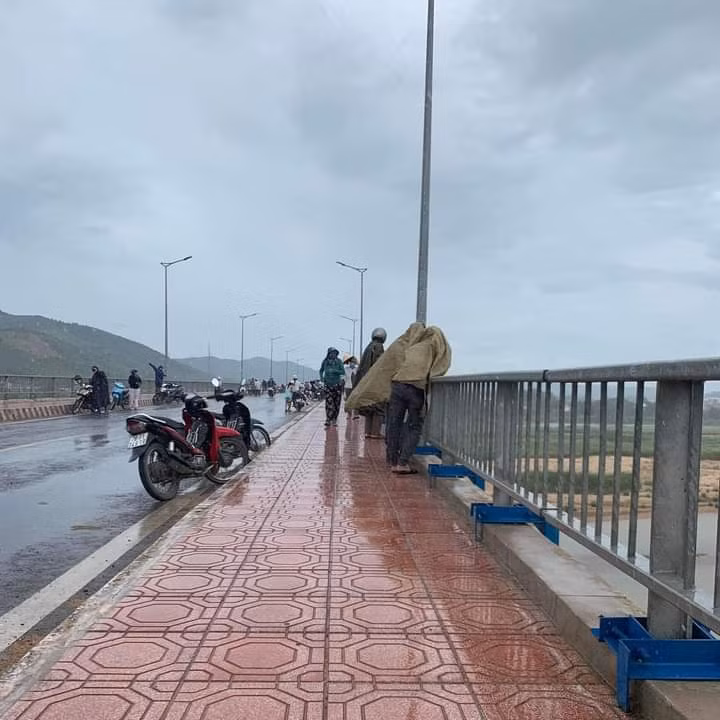 Đang nhậu với bạn bè, nam thanh niên nhảy từ cầu Dinh Ông xuống sông Ba tự tử -0