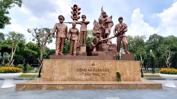 Tổ quốc mãi khắc ghi sự hy sinh anh dũng của các anh
