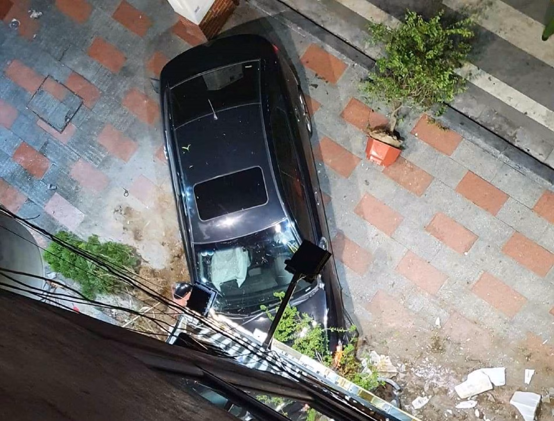 Tài xế gây tai nạn liên hoàn quỳ xuống đường xin tha thứ không uống rượu bia và sử dụng ma túy -0