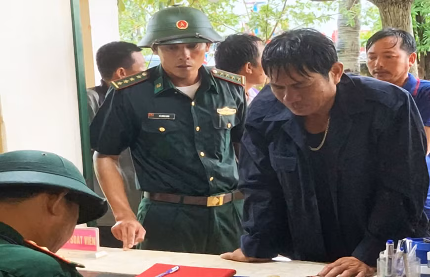 Cứu sống 8 ngư dân bị chìm tàu gặp nạn trên biển -0