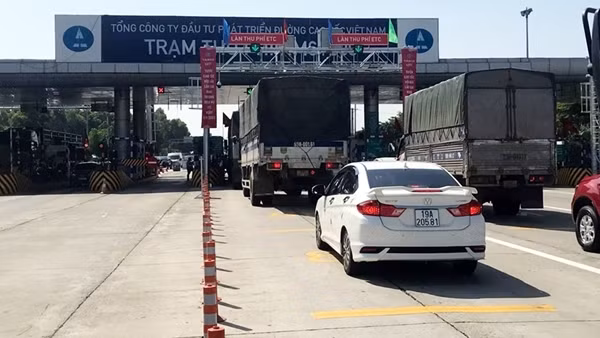 Ngày đầu thu phí không dừng: còn nhiều bất cập