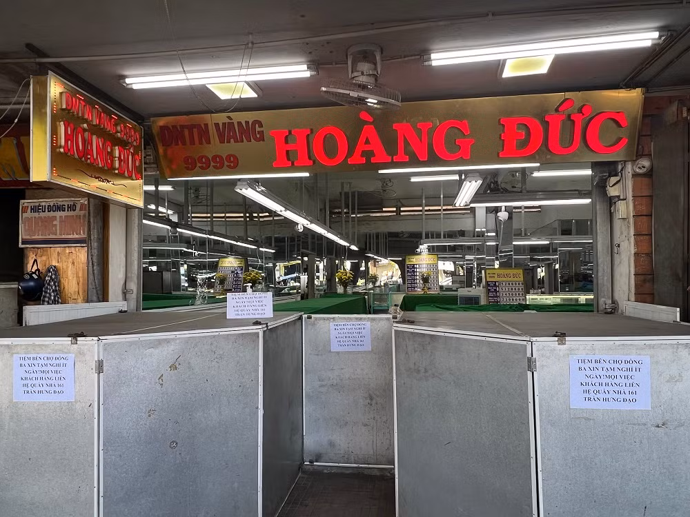 Người trong cuộc kể lại giây phút đối tượng liên tiếp nổ súng AK cướp tiệm vàng -0