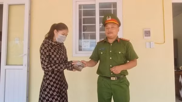 Người dân Vĩnh Thái 3 lần trả tài sản cho người đánh rơi