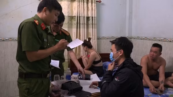 Cà phê liên minh với khách sạn "điều gái" bán dâm