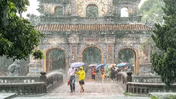 Mưa giông khắp miền Trung đến Nam Bộ, nhiều nơi mưa to