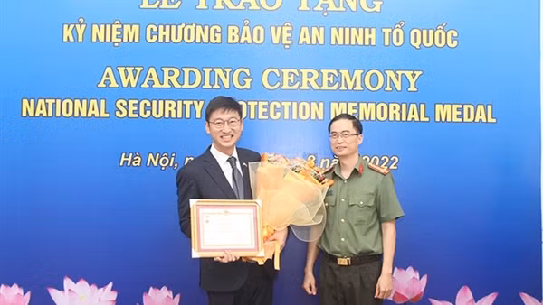 Bộ Công an: Trao Kỷ niệm chương tặng Lãnh sự Đại sứ quán Hàn Quốc