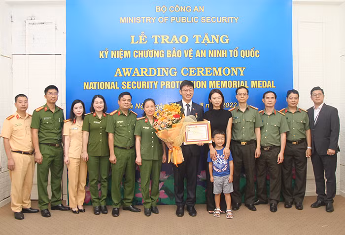 Bộ Công an trao Kỷ niệm chương tặng Lãnh sự Đại sứ quán Hàn Quốc -0