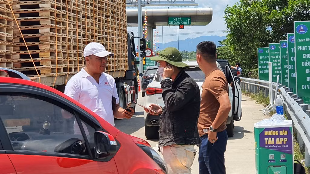 Ngày đầu tiên thực hiện thu phí không dừng đoạn cao tốc Đà Nẵng-Quảng Ngãi: Nhiều tài xế lúng túng quay đầu vì chưa đủ điều kiện -0