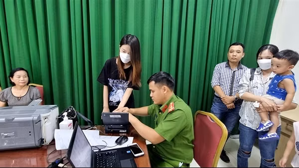 Hà Nội: Dồn lực vào "chiến dịch" cấp CCCD gắn chíp cho người dân