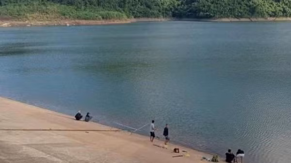 Hai chị em đuối nước khi tắm hồ, bố lao xuống cứu nhưng không kịp