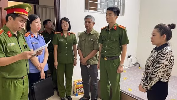 Nữ khách dùng CMND giả lập thẻ tín dụng, chiếm đoạt hơn 76 triệu đồng