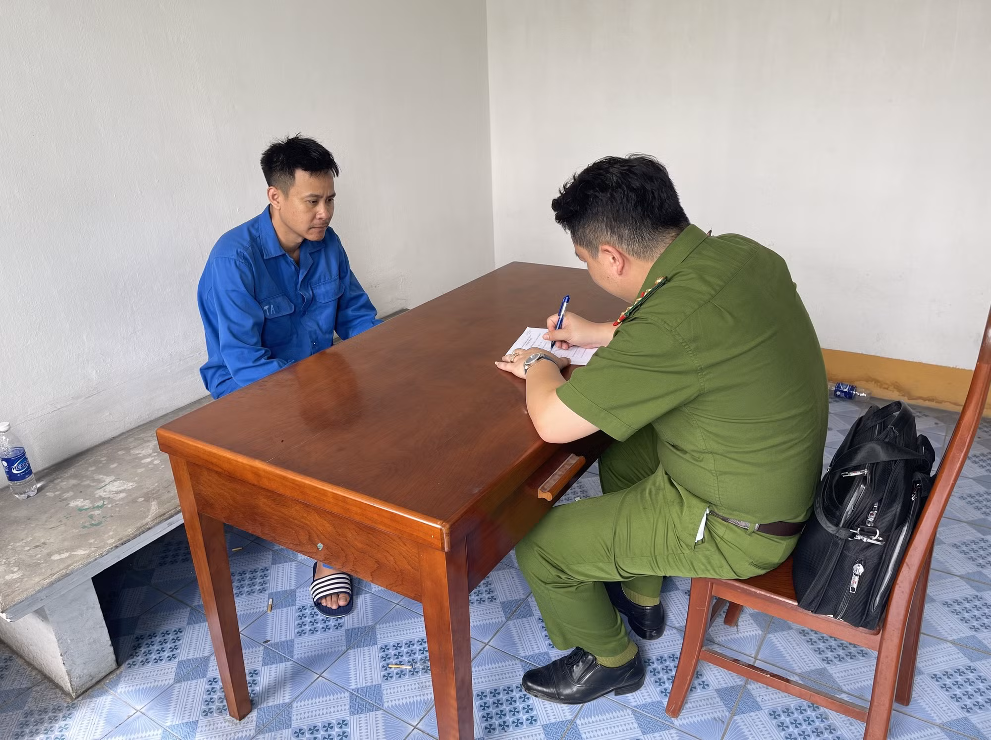 Khởi tố đối tượng lừa đảo xin việc vào ngân hàng -0