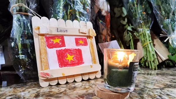 Xúc động tình cảm người dân đến đặt hoa tươi dưới tượng đài Cảnh sát PCCC