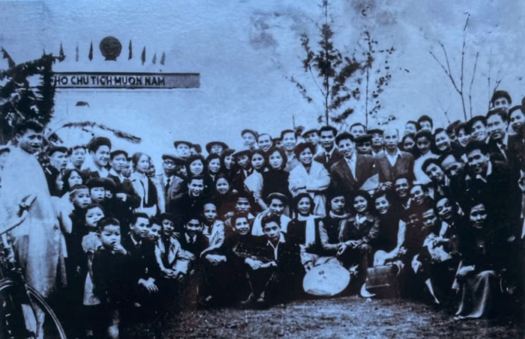 tran thu cung doan ca nhc dai tnvn di bieu dien o khu 4.jpg -0