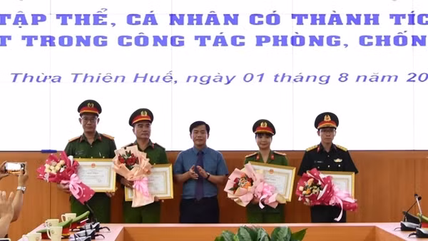 Khen thưởng nhiều tập thể, cá nhân trong vụ bắt đối tượng dùng súng AK cướp tiệm vàng
